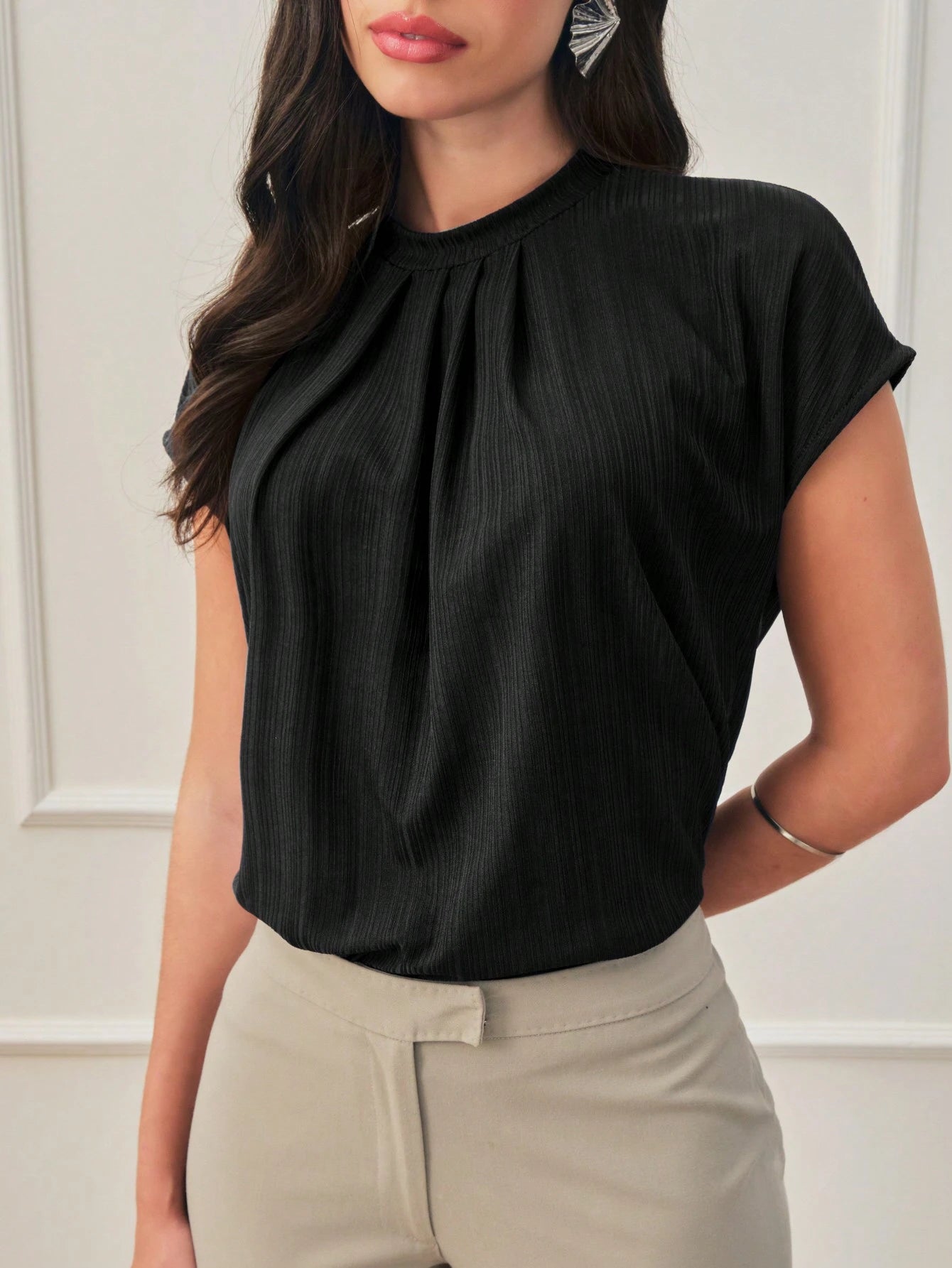 Blusa Gola Plissada Manga Curta Social Elegante Tecido Texturizado