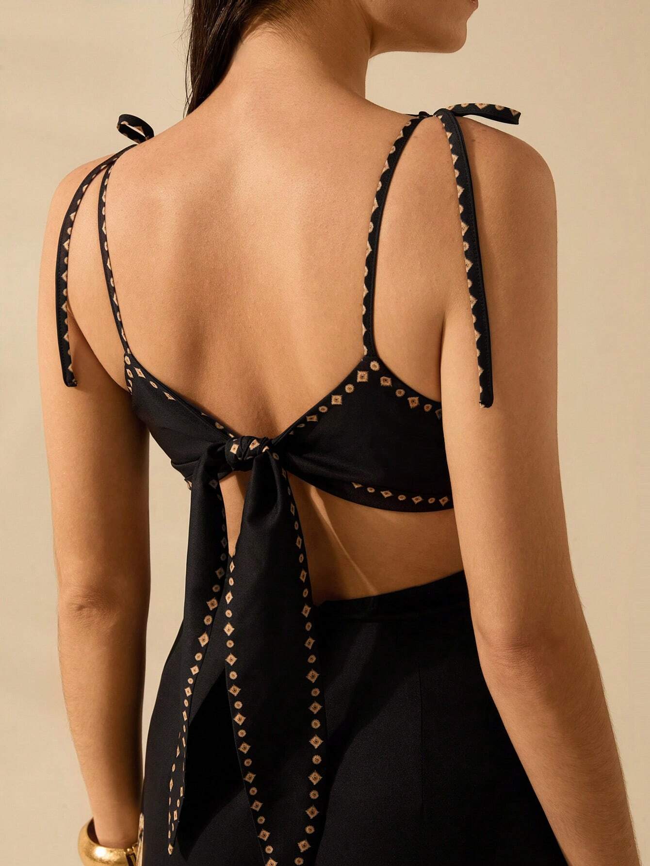 Vestido Estampa de Árvore de Banana com Amarração Oca na Cintura Sem Mangas