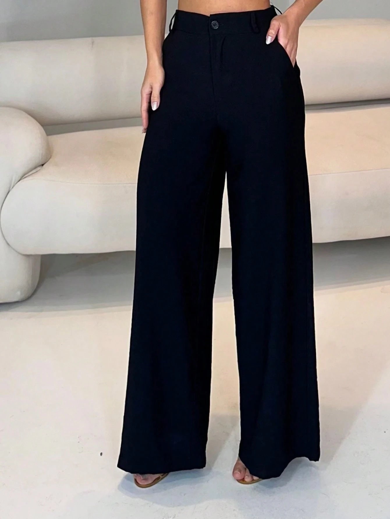 Calça pantalona com bolso