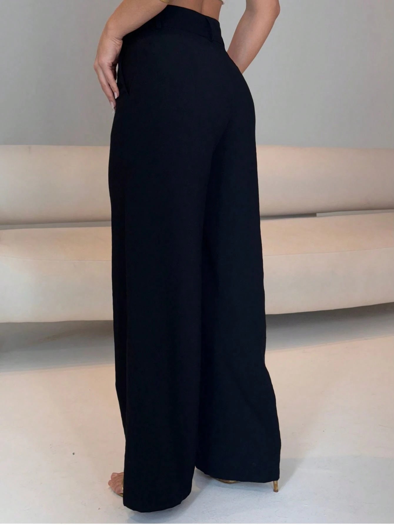Calça pantalona com bolso