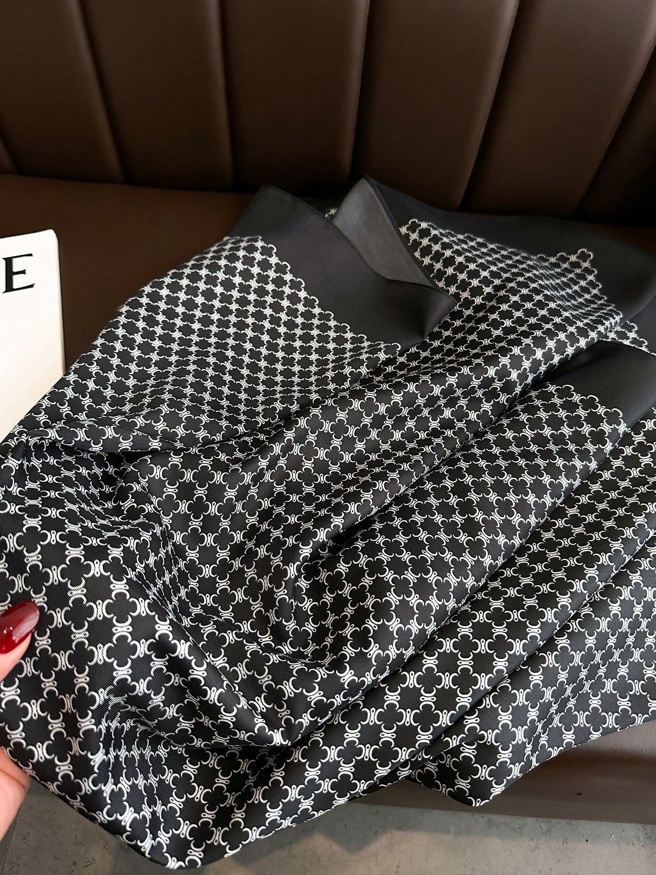 Lenço de Seda Quadrado com Estampa Listrada, Adequado para Uso Diário.