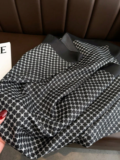 Lenço de Seda Quadrado com Estampa Listrada, Adequado para Uso Diário.