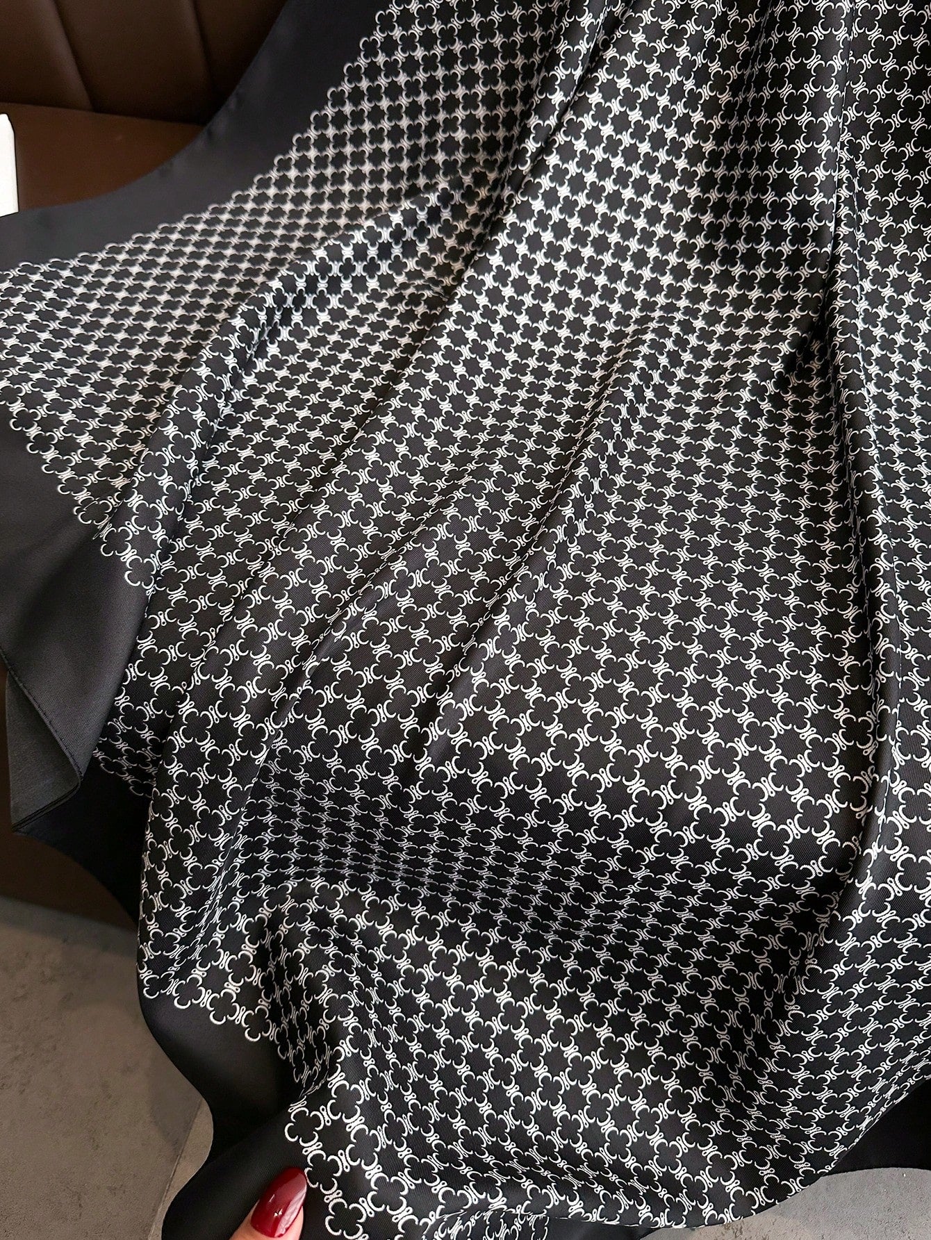 Lenço de Seda Quadrado com Estampa Listrada, Adequado para Uso Diário.