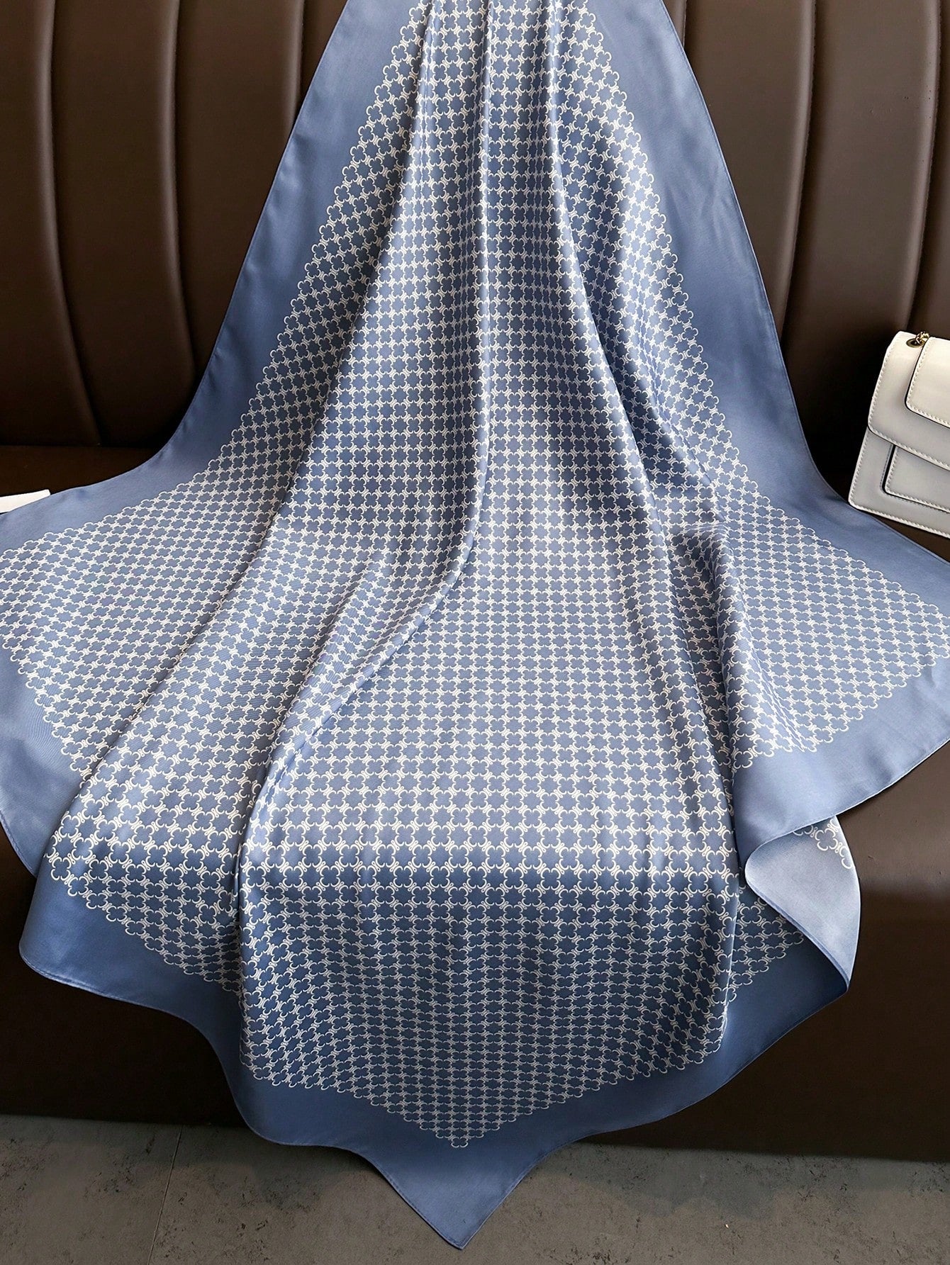 Lenço de Seda Quadrado com Estampa Listrada, Adequado para Uso Diário.