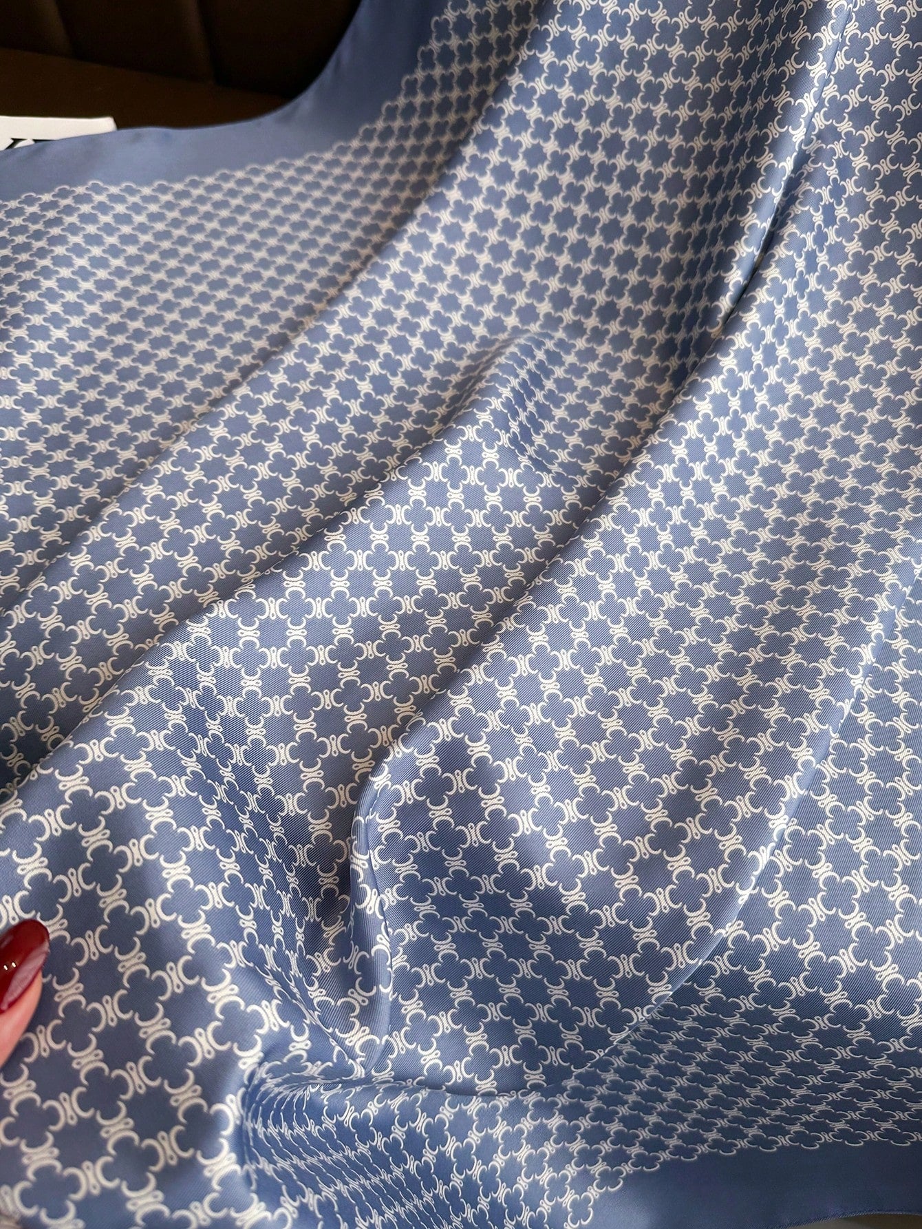 Lenço de Seda Quadrado com Estampa Listrada, Adequado para Uso Diário.