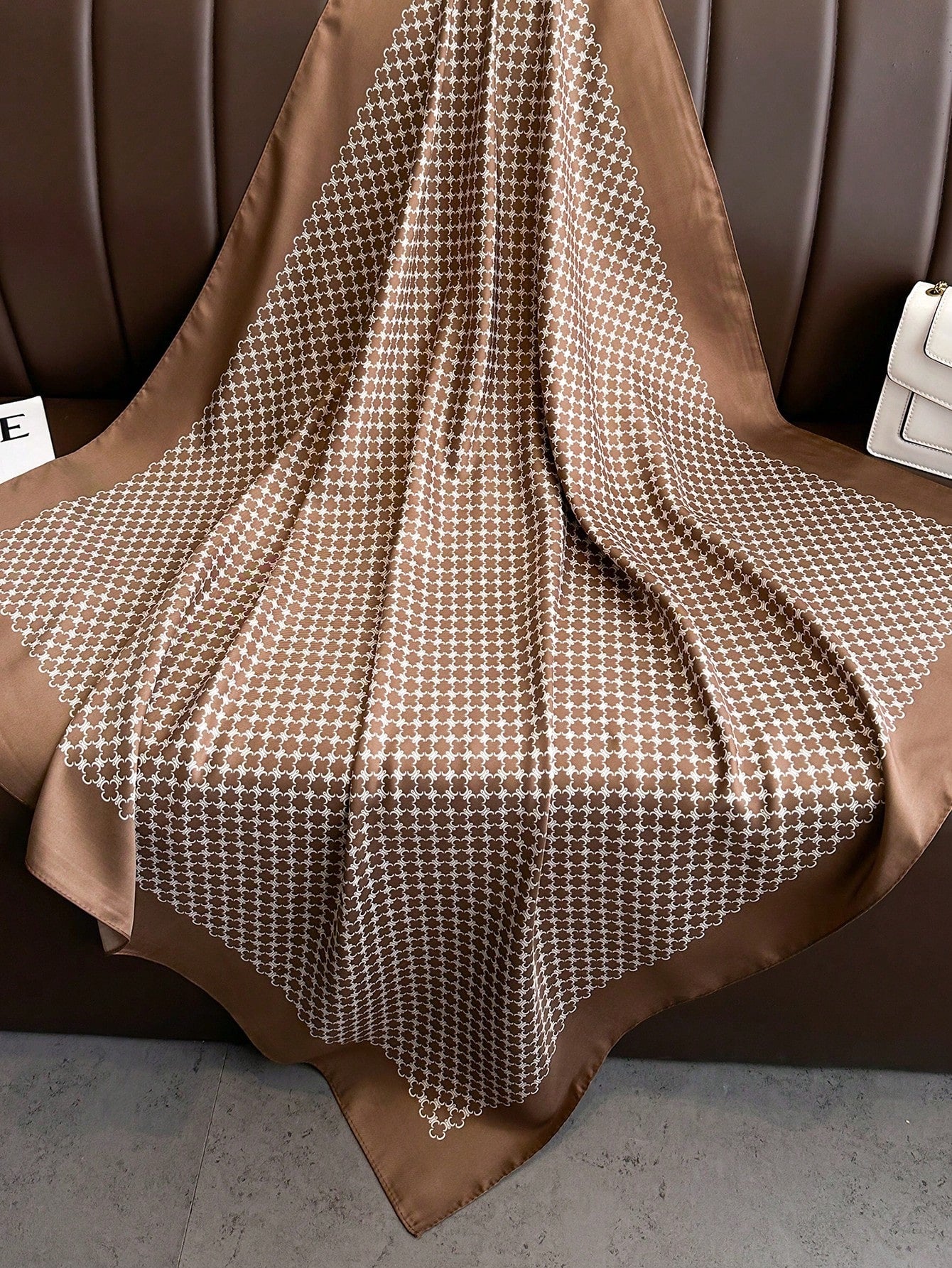 Lenço de Seda Quadrado com Estampa Listrada, Adequado para Uso Diário.