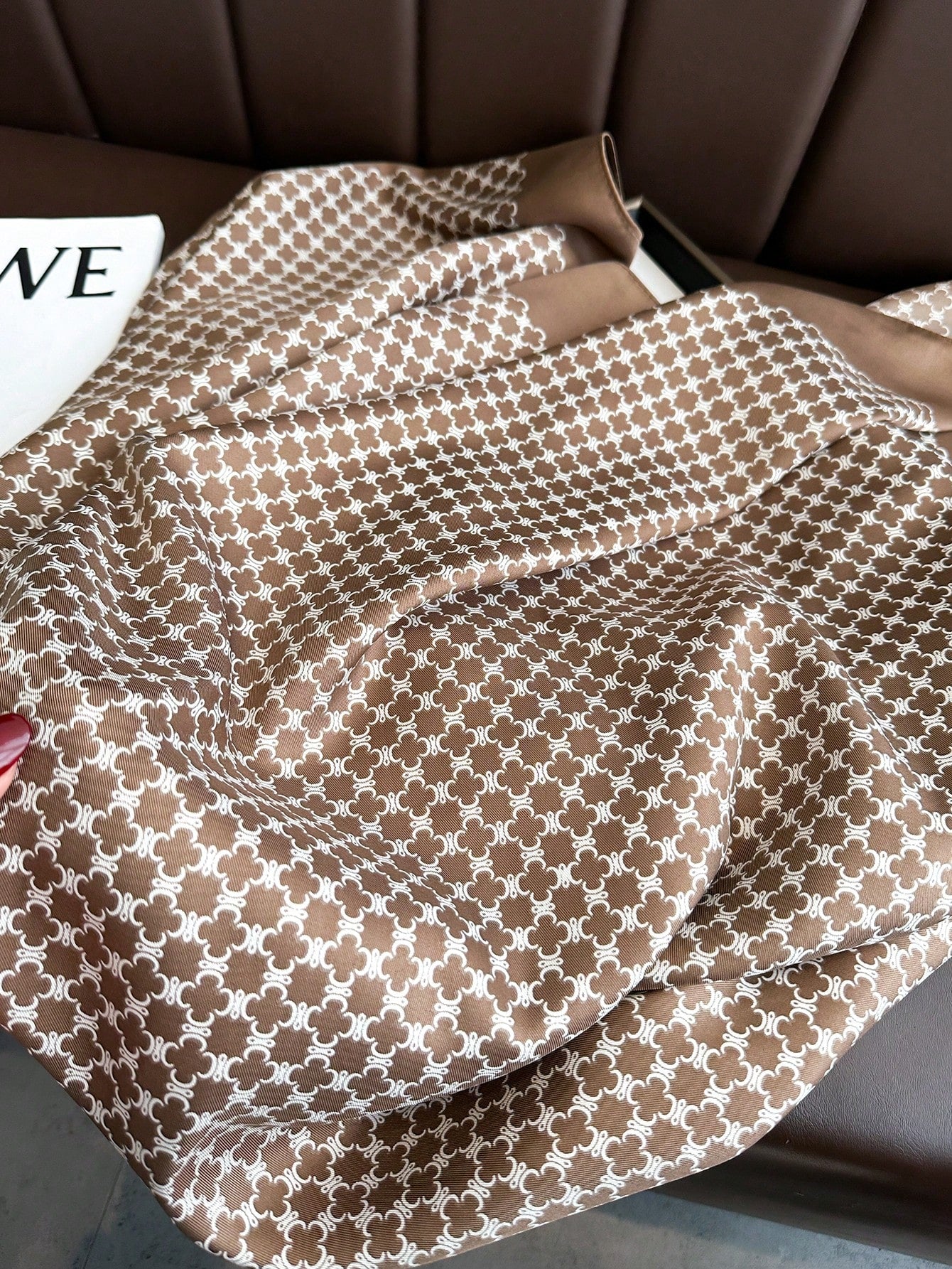 Lenço de Seda Quadrado com Estampa Listrada, Adequado para Uso Diário.