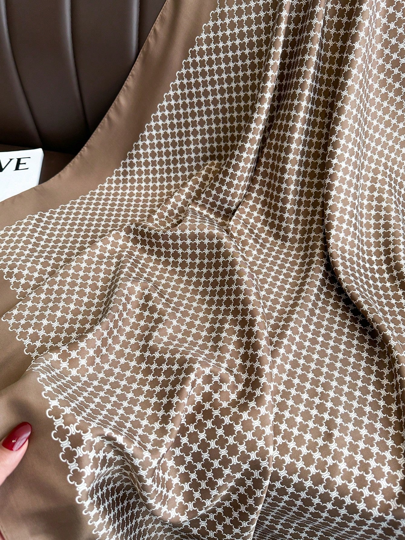 Lenço de Seda Quadrado com Estampa Listrada, Adequado para Uso Diário.