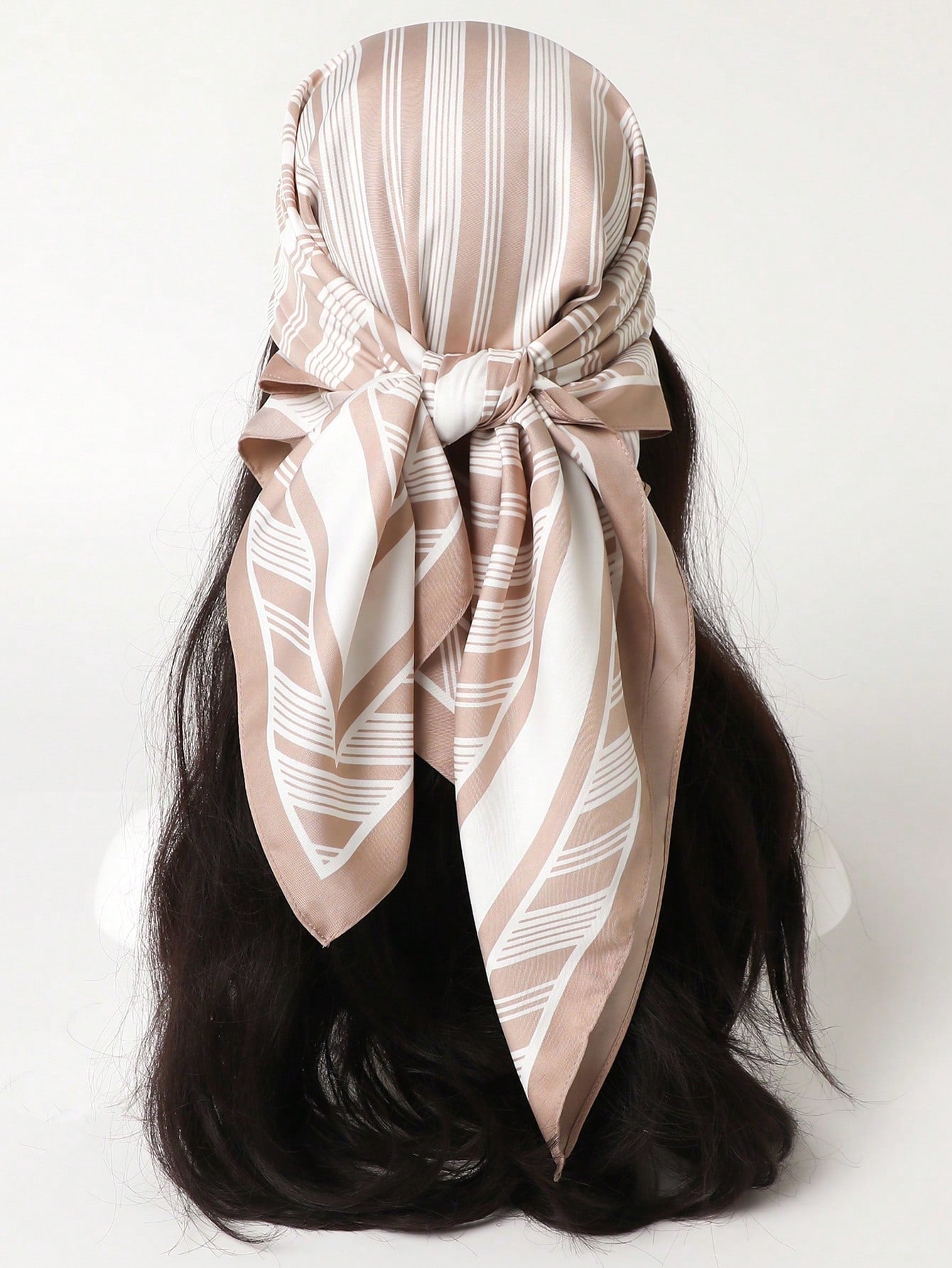 Lenço de Seda Quadrado com Estampa Listrada, Adequado para Uso Diário.