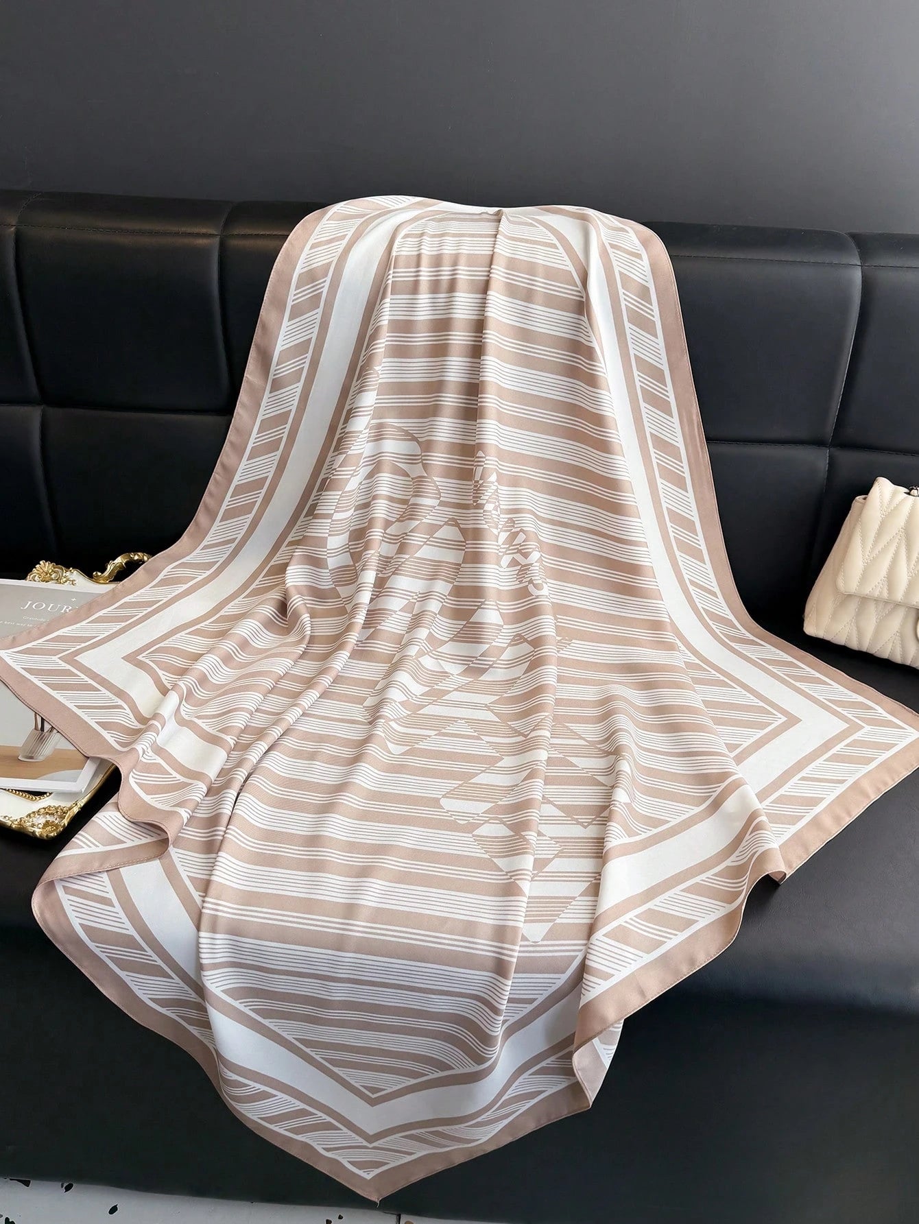 Lenço de Seda Quadrado com Estampa Listrada, Adequado para Uso Diário.