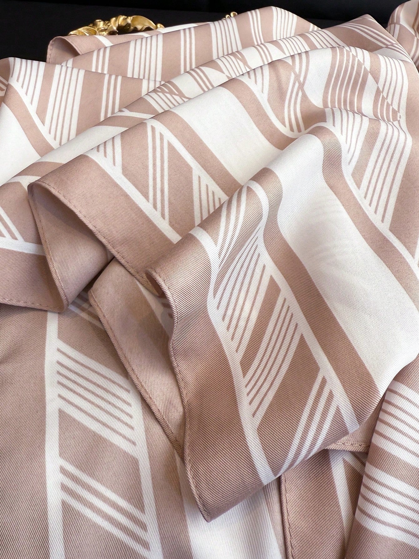 Lenço de Seda Quadrado com Estampa Listrada, Adequado para Uso Diário.