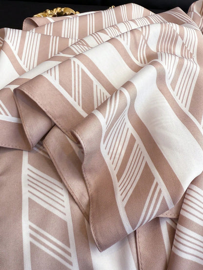 Lenço de Seda Quadrado com Estampa Listrada, Adequado para Uso Diário.