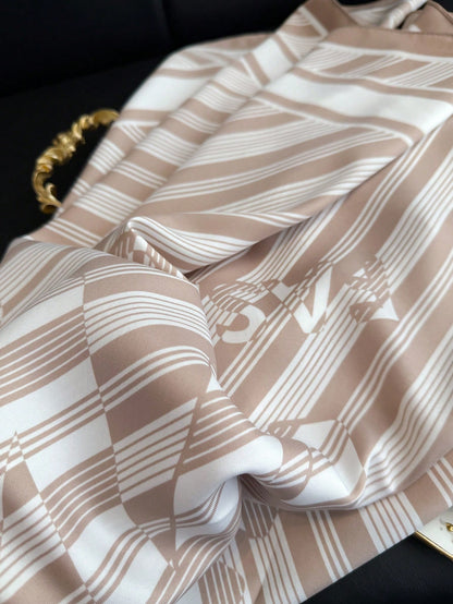 Lenço de Seda Quadrado com Estampa Listrada, Adequado para Uso Diário.