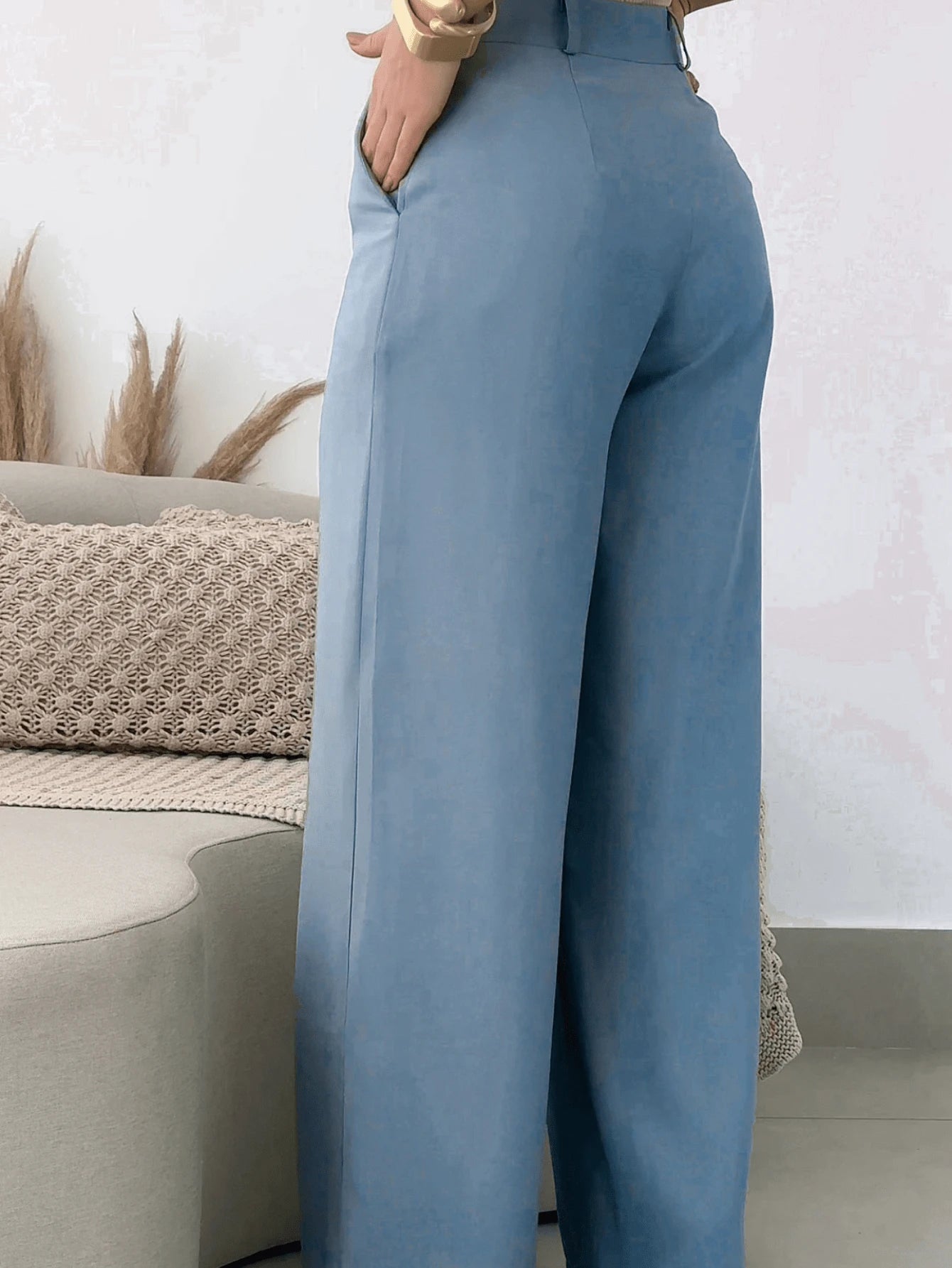 Calça pantalona com bolso