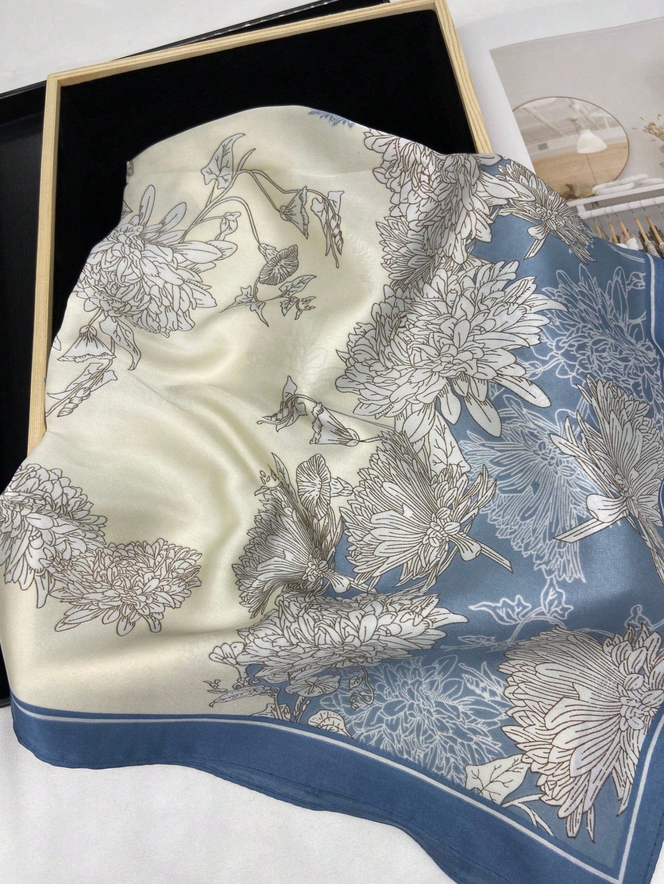 Lenço de Seda Quadrado com estampa Floral, Adequado para Uso Diário