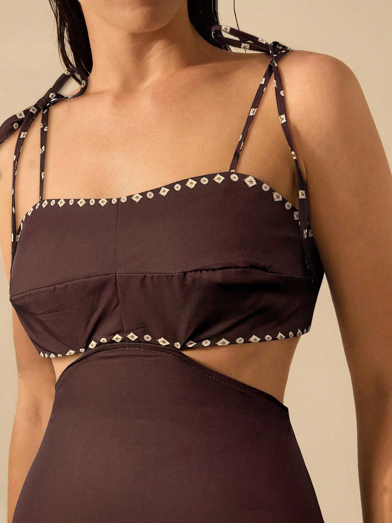 Vestido Estampa de Árvore de Banana com Amarração Oca na Cintura Sem Mangas