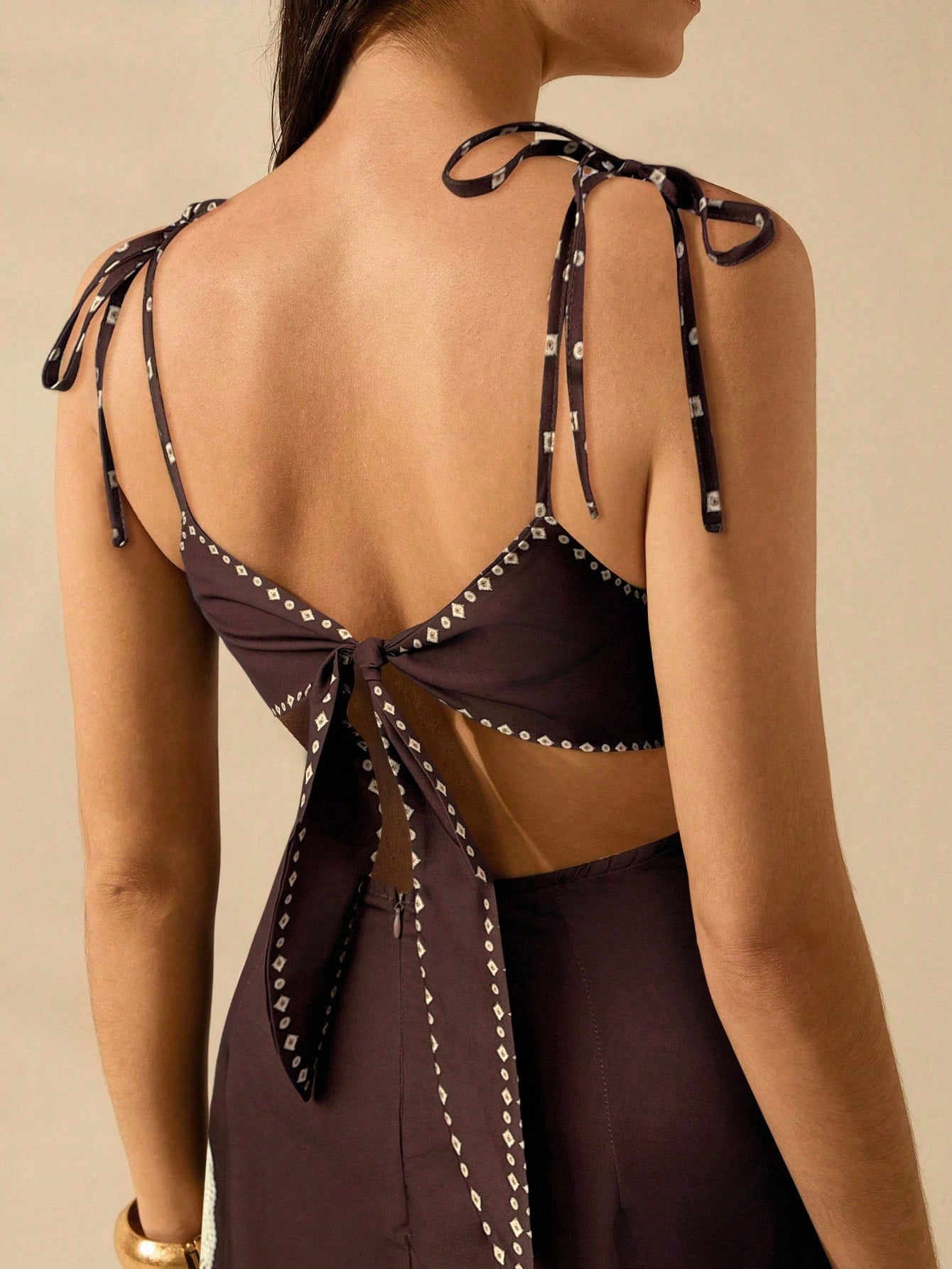 Vestido Estampa de Árvore de Banana com Amarração Oca na Cintura Sem Mangas