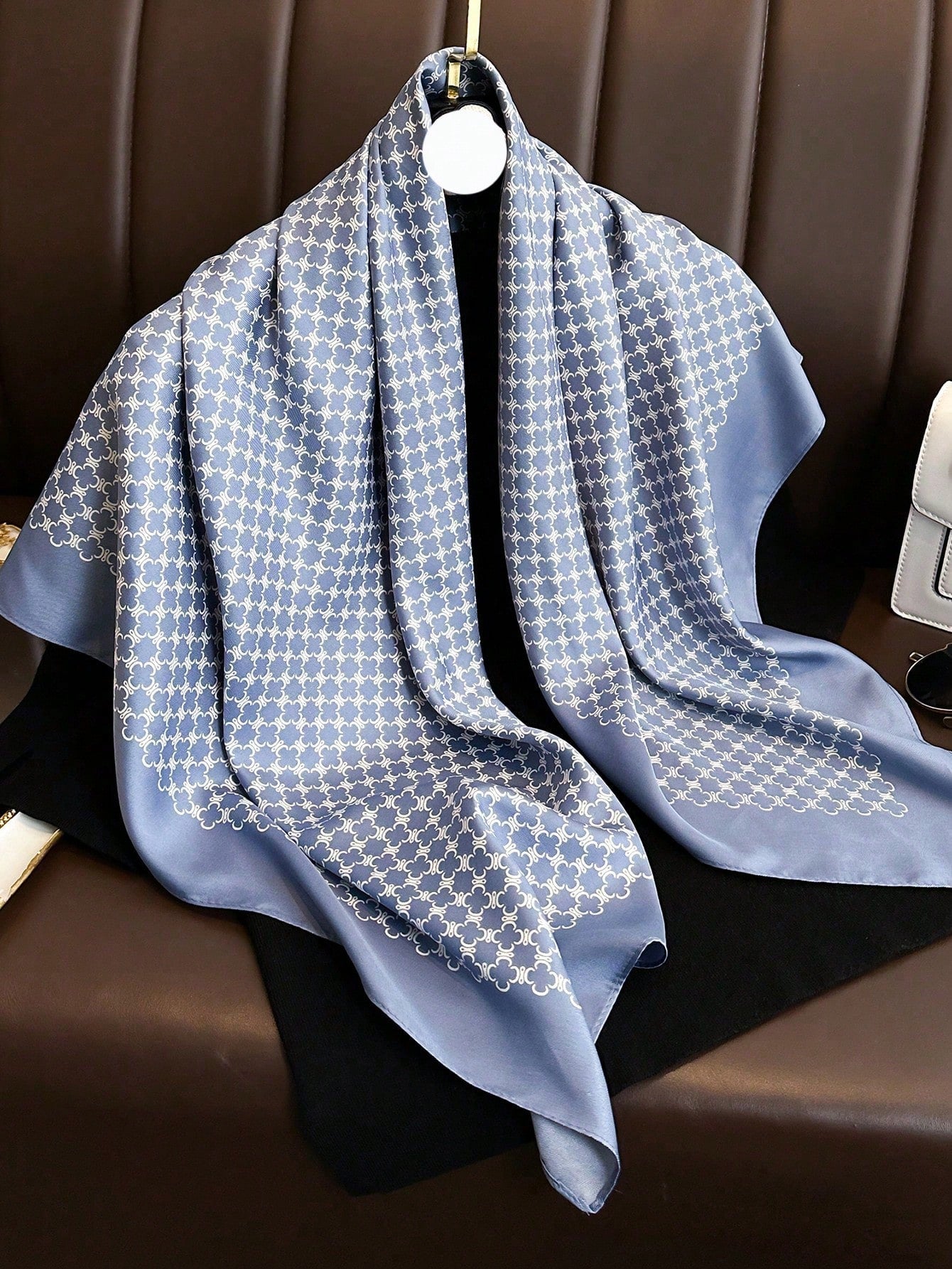 Lenço de Seda Quadrado com Estampa Listrada, Adequado para Uso Diário.