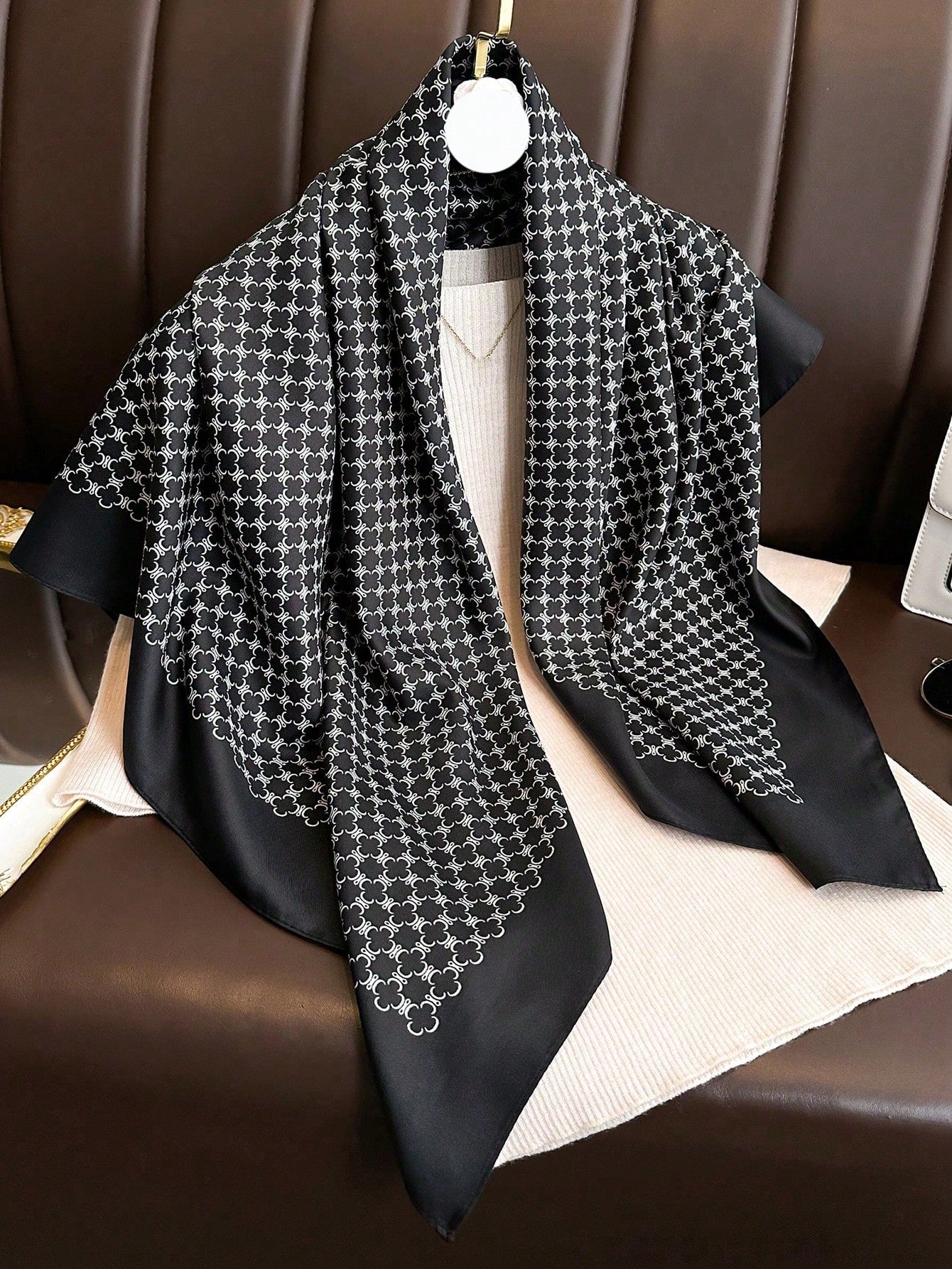 Lenço de Seda Quadrado com Estampa Listrada, Adequado para Uso Diário.