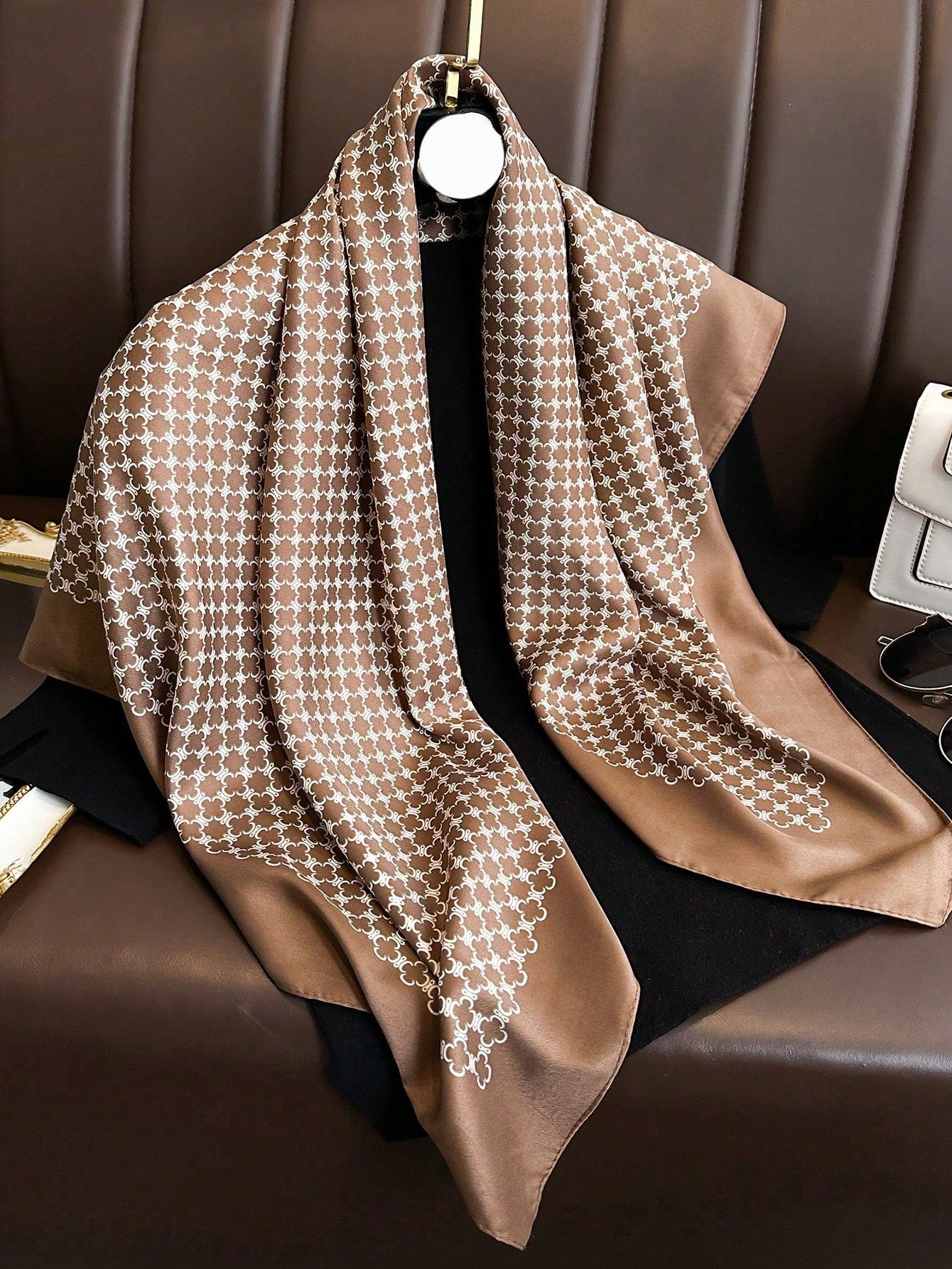 Lenço de Seda Quadrado com Estampa Listrada, Adequado para Uso Diário.