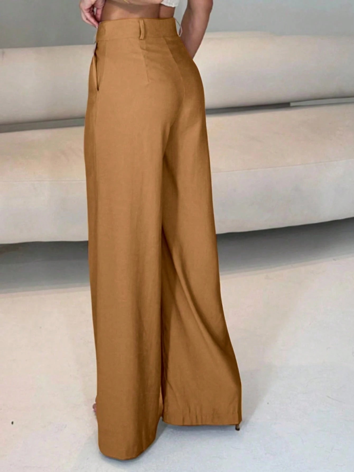 Calça pantalona com bolso