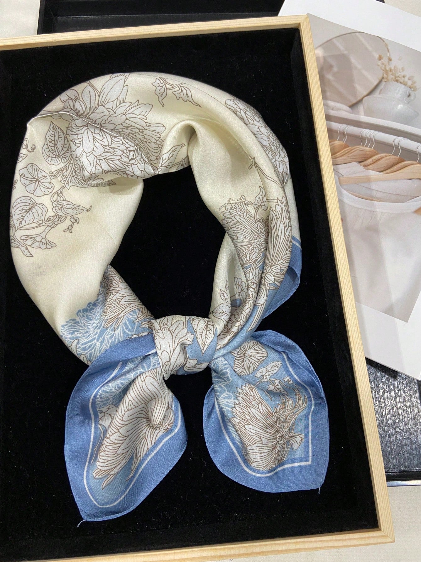 Lenço de Seda Quadrado com estampa Floral, Adequado para Uso Diário