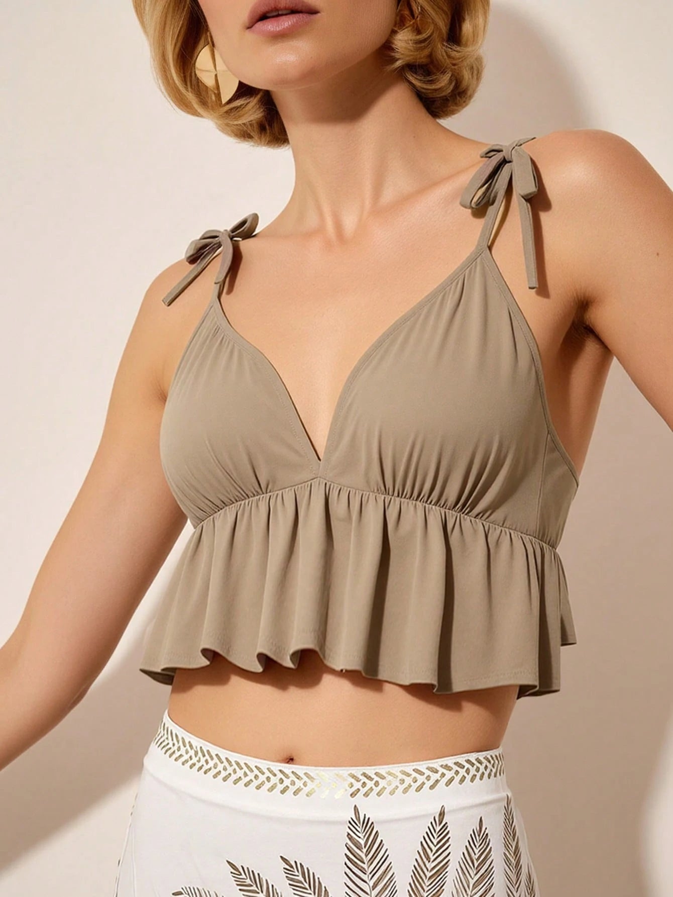 CAJUNI Conjunto de Duas Peças Cropped Fashionável com Alça Fina, Amarração e Bainha Franzida em Cor Sólida para Mulheres