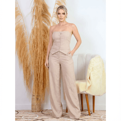 Conjunto Feminino Calça Pantalona com Blusa Tomara que Caia da marca Fernanza, na cor bege. A blusa é estruturada, estilo corset, com botões frontais e acabamento sofisticado. A calça possui modelagem pantalona, de cintura alta, com caimento leve e elegante. Look ideal para ocasiões casuais chiques, eventos sociais ou ambientes de trabalho com estilo refinado.