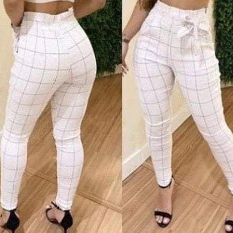 Visual de costas e frente da calça clochard branca xadrez em bengaline com cintura alta e laço