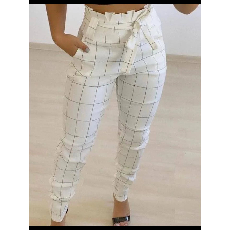 "Calça feminina estilo clochard branca com detalhes xadrez e amarração na cintura – look casual e elegante