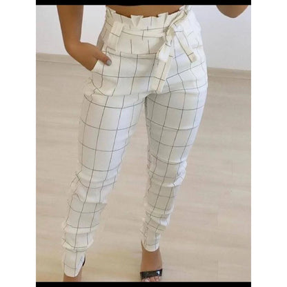 "Calça feminina estilo clochard branca com detalhes xadrez e amarração na cintura – look casual e elegante