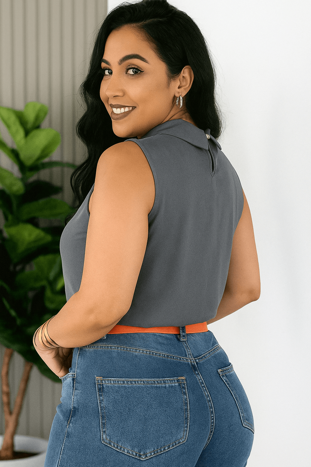 Blusa Social Feminina Elegante Sem Manga – Gola Alta e Detalhe Plissado