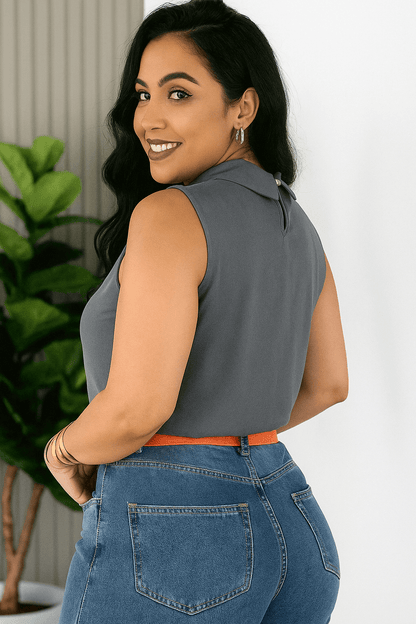 Blusa Social Feminina Elegante Sem Manga – Gola Alta e Detalhe Plissado