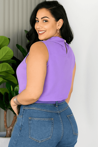 Blusa Social Feminina Elegante Sem Manga – Gola Alta e Detalhe Plissado