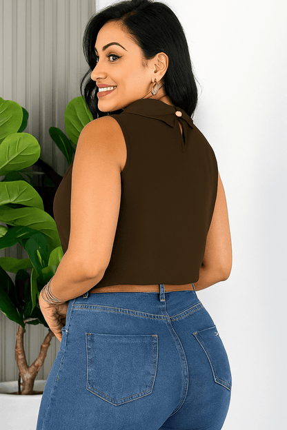 Blusa Social Feminina Elegante Sem Manga – Gola Alta e Detalhe Plissado