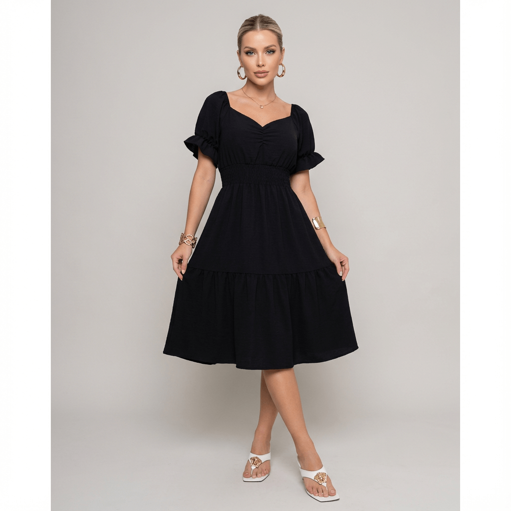 Modelo feminina usando vestido midi preto com mangas bufantes e decote coração, ajustado na cintura com elástico lastex, em cenário de fundo neutro. Look elegante e casual, ideal para diversas ocasiões.