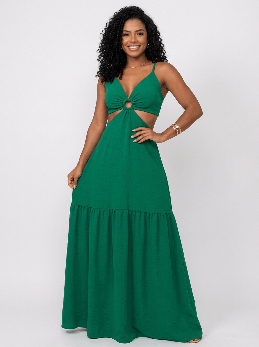 Mulher usando um vestido longo verde com decote profundo em V, alças finas e recorte lateral na cintura com detalhe em argola central. Look alegre e leve, ideal para dias quentes e ocasiões casuais de verão.