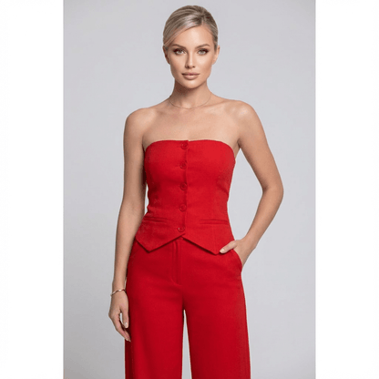 Conjunto Feminino Calça Pantalona com Blusa Tomara que Caia – Elegância e Versatilidade para Todas as Ocasiões | Fernanza. Look vibrante em vermelho com blusa tomara que caia estruturada, botões forrados e modelagem tipo corset que valoriza a silhueta. A calça pantalona de cintura alta garante sofisticação e movimento, ideal para ocasiões especiais, eventos noturnos ou produções ousadas e elegantes.