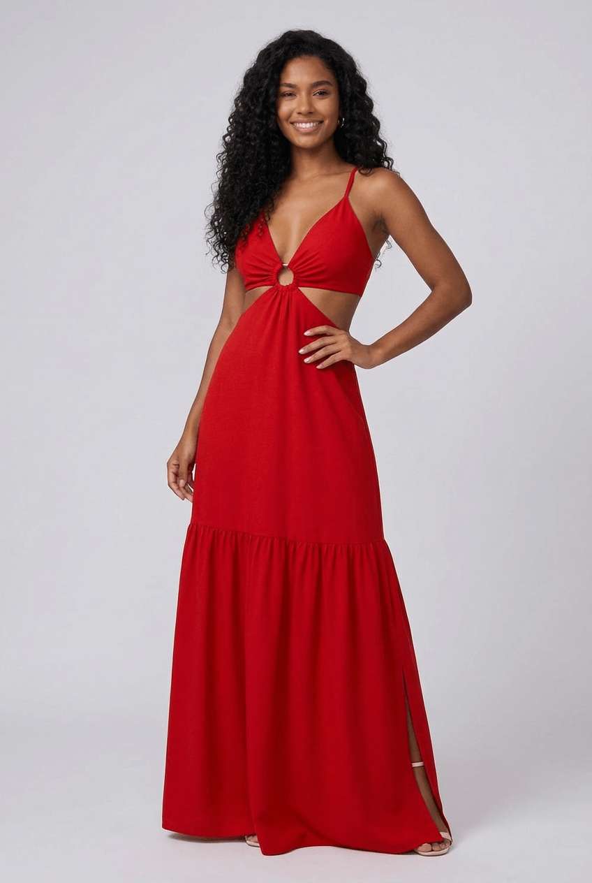 Mulher usando um vestido longo vermelho com decote profundo em V, alças finas e recorte lateral na cintura com detalhe em argola central. Look alegre e leve, ideal para dias quentes e ocasiões casuais de verão.
