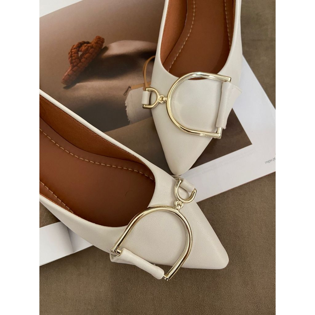 Sapatilha Feminina Bico Fino com Fivela Dourada – Elegância, Conforto e Versatilidade – Fernanza