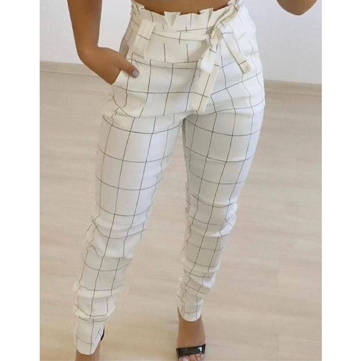 Calça clochard feminina branca com estampa xadrez, cintura alta e laço frontal – tecido bengaline