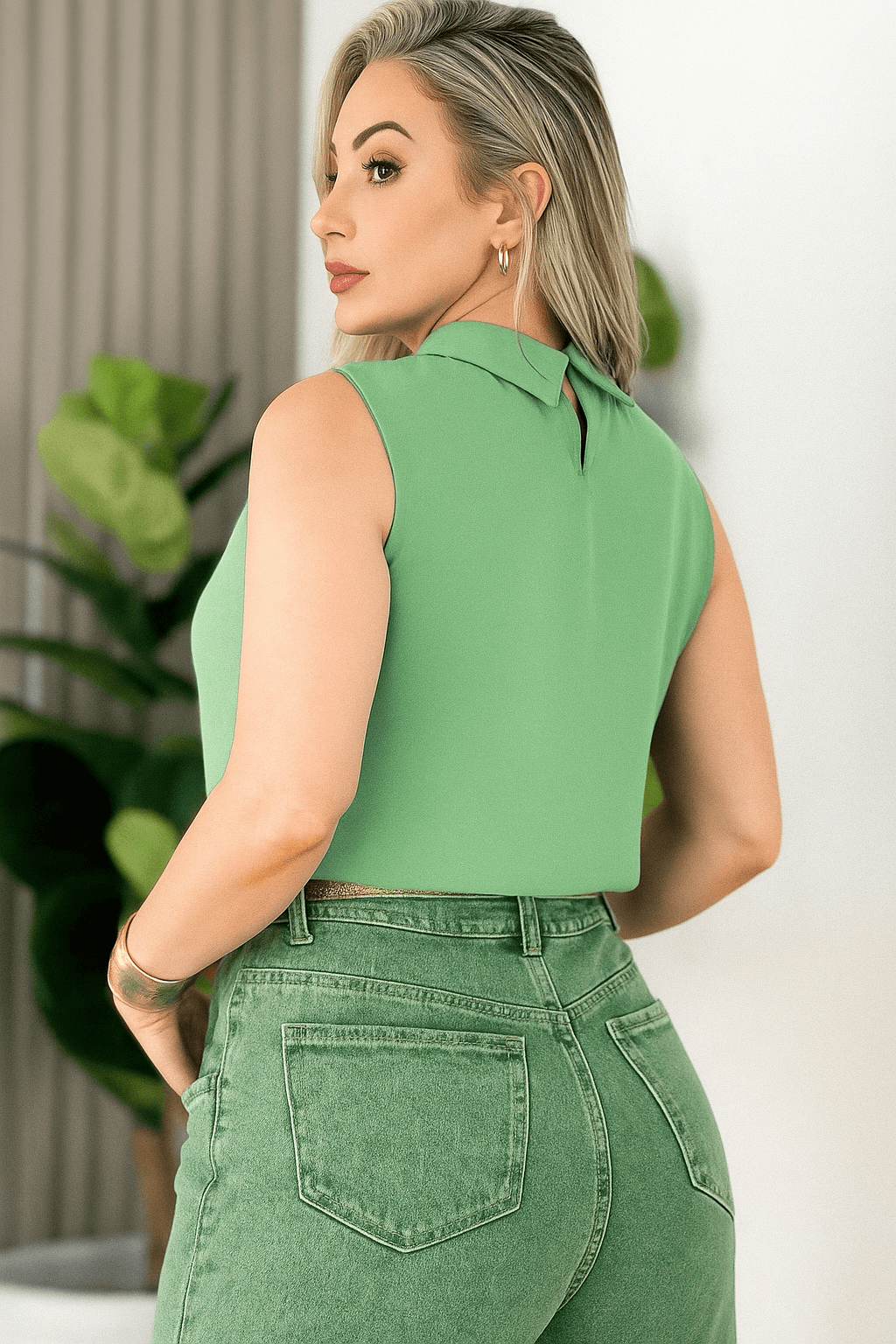 Blusa Social Feminina Elegante Sem Manga – Gola Alta e Detalhe Plissado